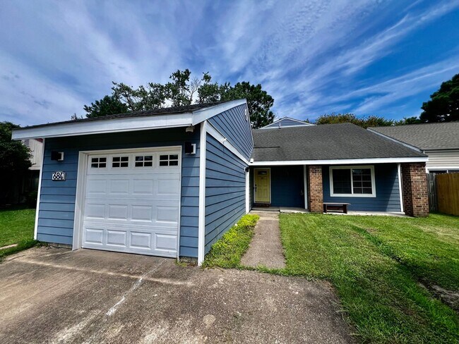 Building Photo - Charming single family home on peaceful canal