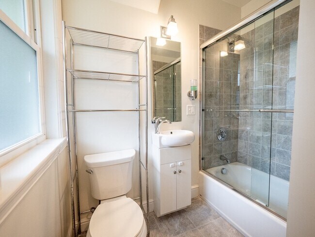 Building Photo - 24 Hall St