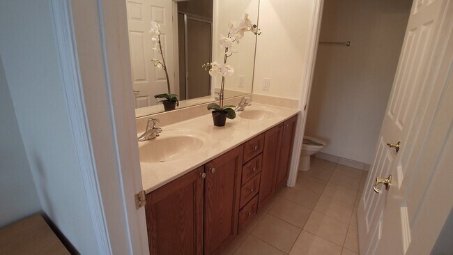 Building Photo - Beautiful Furnished 2/2.5  Pool View Condo x Rent Close to Universities.