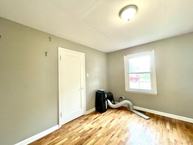 Building Photo - Mountain View Bungalow w/Garage and A/C