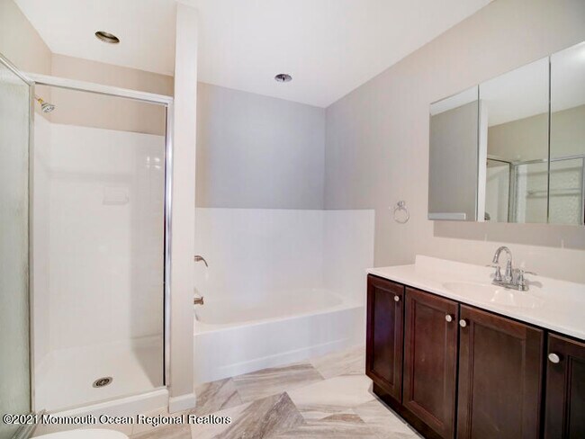 Building Photo - 869 Mariposa Ct
