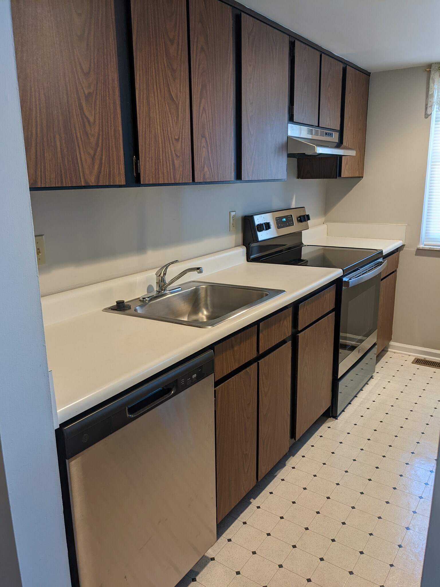 Kitchen - stainless steel appliances - 4798 Moreland Dr W