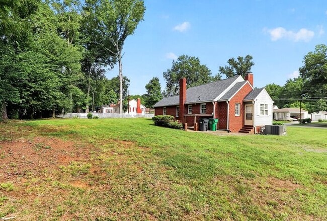 Building Photo - Well Maintained 2BD/1BA Brick Home in Charlotte, NC!