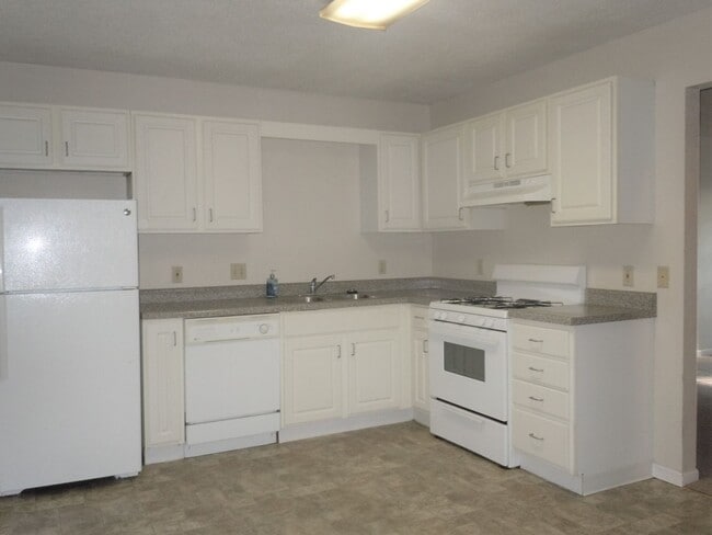 Building Photo - Two Bedroom Duplex with Modern Kitchen, 1 1/2 Baths and Garage!