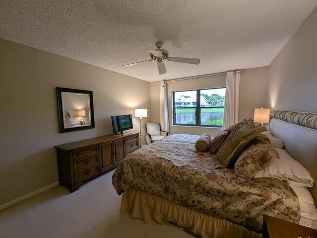 Building Photo - 16941 Waterbend Dr