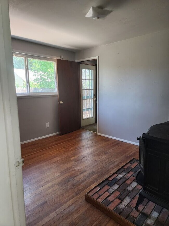 Building Photo - Long Realty & Property Management - 3 Bedr...