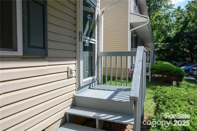 Building Photo - 6 Azalea Rd