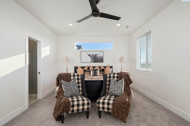 Building Photo - Generational suite w/separate entrance!