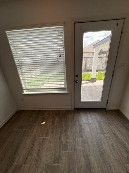 Building Photo - 3806 Los Arroyos Dr