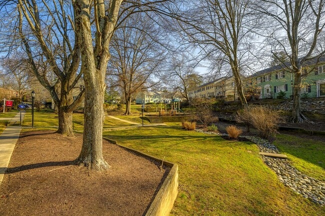 Building Photo - Well Maintained 3BR/2.5BA Home in Silver Spring