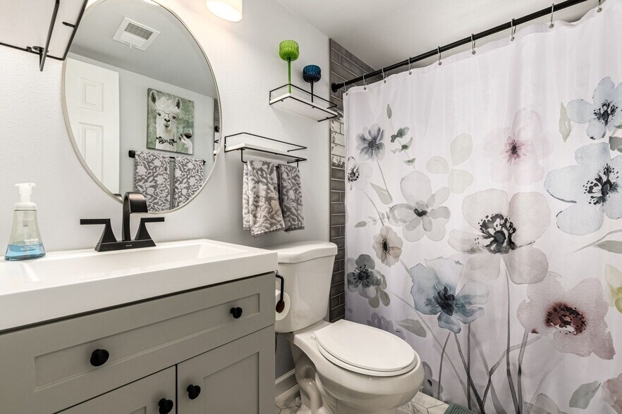 Building Photo - 11487 Larson Ln