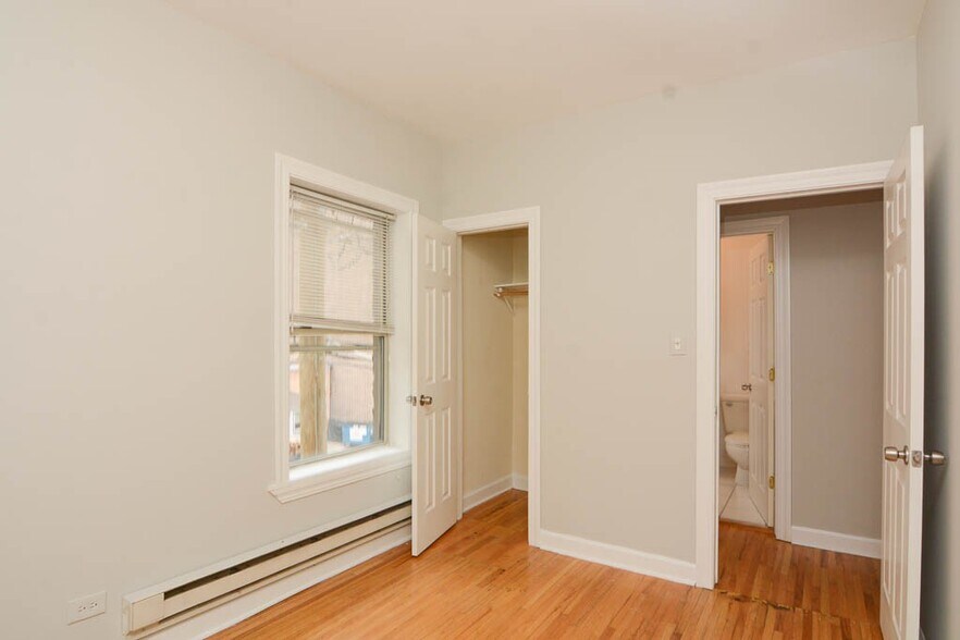 Building Photo - 714 W Barry Ave