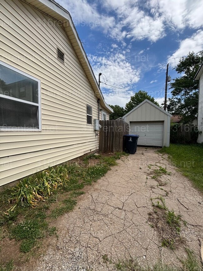 Building Photo - Two bed one bath available now!
