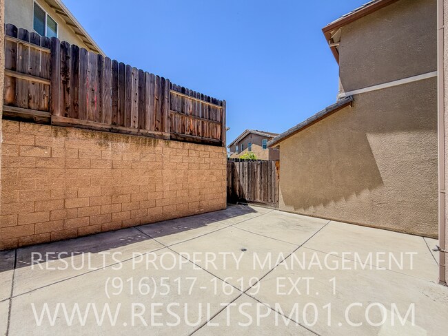 Building Photo - 1041 Bridlewood Dr