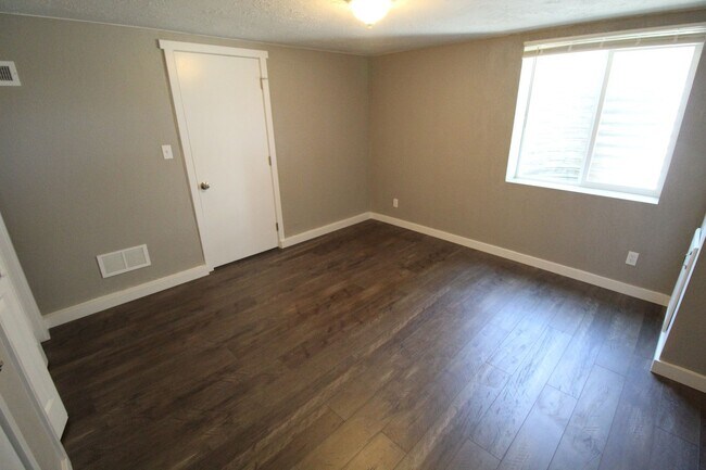Building Photo - 1308 E Lacrosse Ave