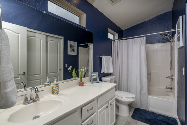 Building Photo - 2550 E Deer Valley Dr