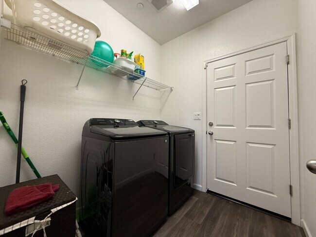 Building Photo - Must See! Fully furnished 3 bedroom, 2 bat...