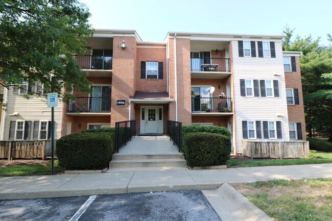 Building Photo - 18336 Streamside Dr