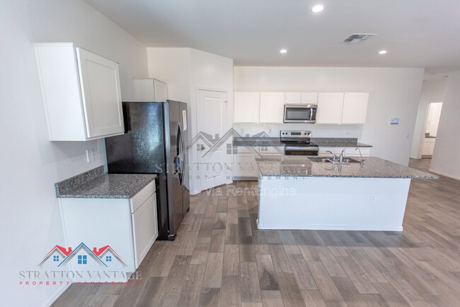 Building Photo - 1330 W Hess Ave