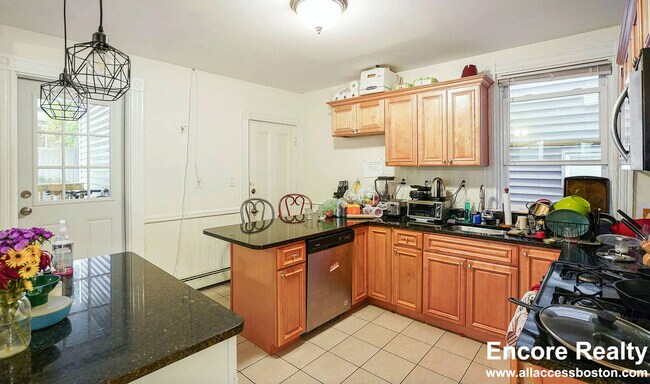 Building Photo - 13 Sachem St