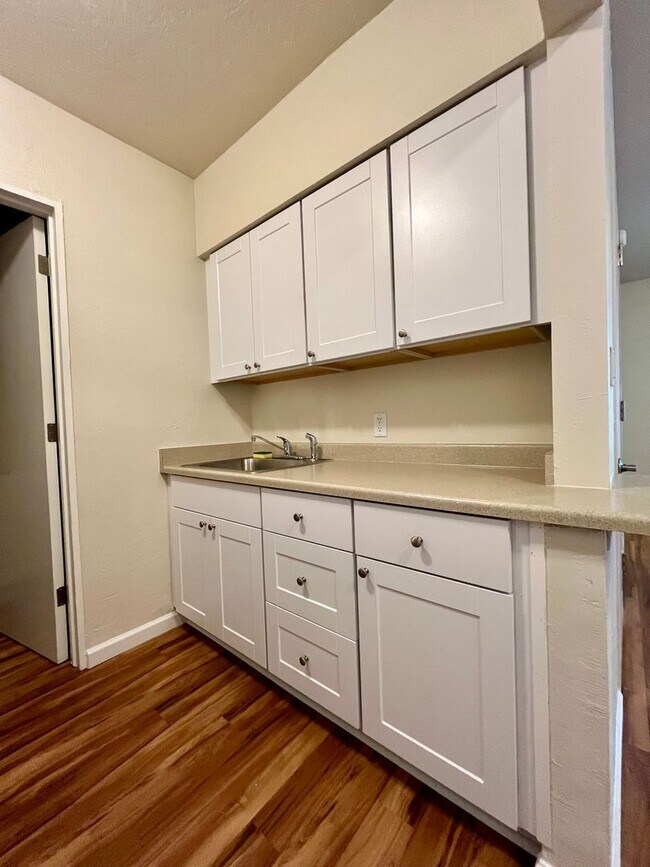 Building Photo - (WWA) Westwood - 1 bed / 1 bath Apartment