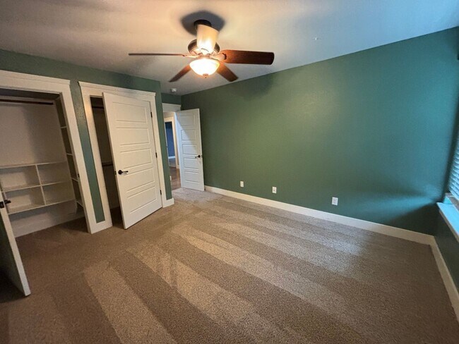 Building Photo - Need some space?? This is the place!!