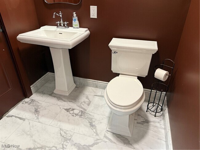 Building Photo - 1320 W 108th St