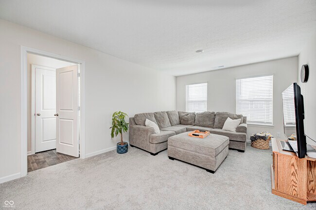 Building Photo - 2214 Warbler St