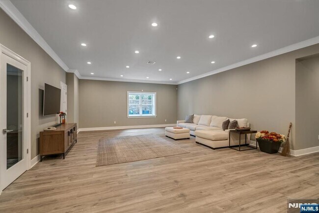 Building Photo - 4 Brookview Ct