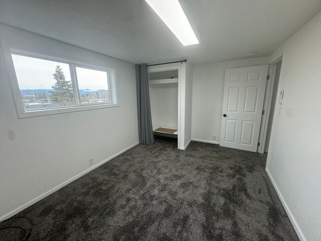 Building Photo - Updated 3 bedroom house