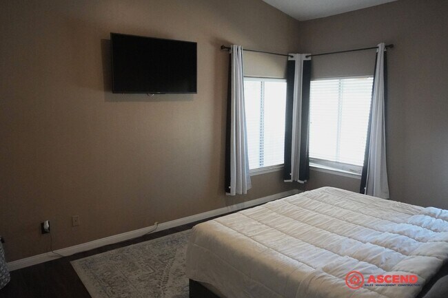 Building Photo - Beautiful 3 Bedroom + Office Home with a P...