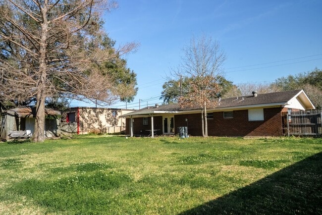 Building Photo - 213 Birch Dr