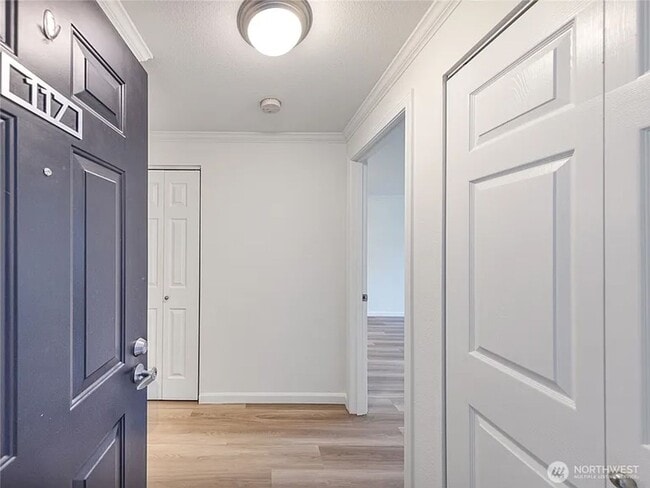 Building Photo - Modern First-Floor 1BR Condo | Near Totem Lake, Juanita Beach & Major Tech Employers