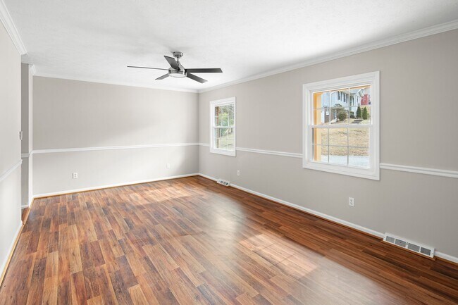 Building Photo - Spacious Ranch Home