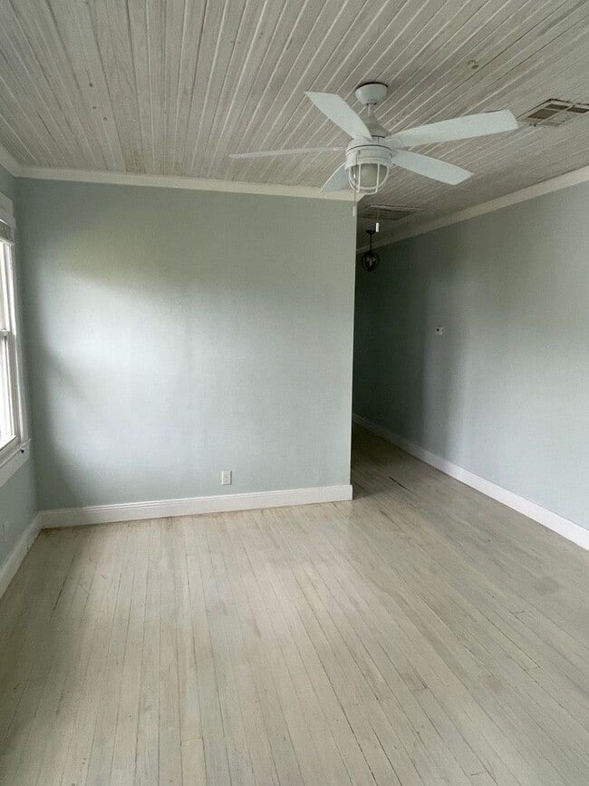 Building Photo - 2BD/1BA in Central City with shared backyard