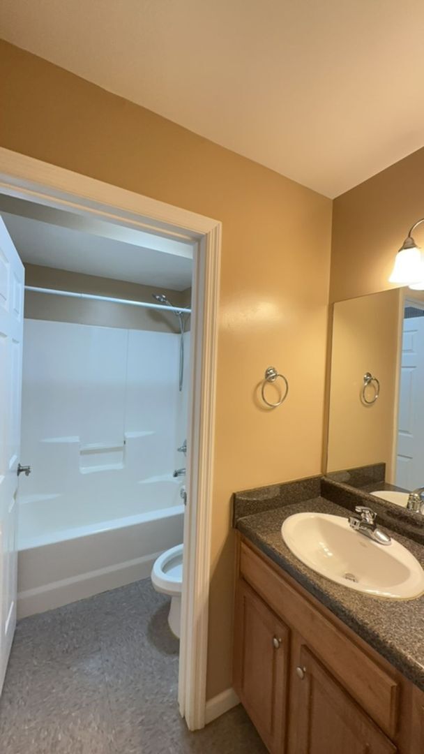 Building Photo - Great 3rd floor unit at LAUREL STATION for $2800/month Rent includes two assigned parking spaces!