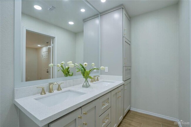 Building Photo - 5300 N 15th St