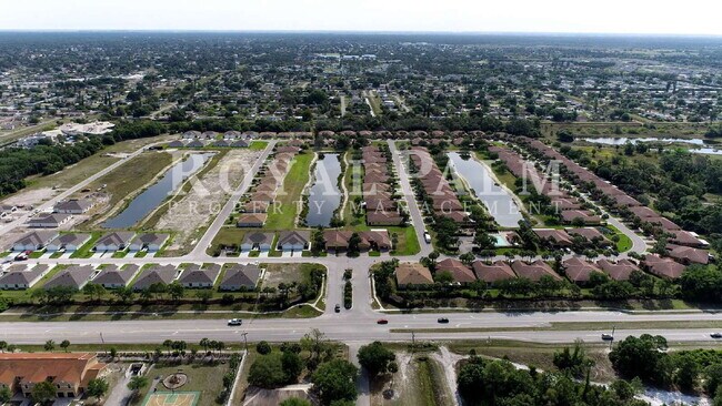 Building Photo - 4BR/2BA Duplex Living in Vistanna Villas + Washer & Dryer! — Space, Style, and Laundry Convenienc...