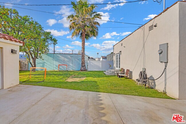 Building Photo - 9115 S Hobart Blvd