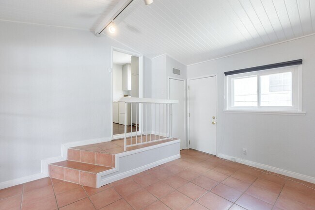Building Photo - Spacious 5-Bedroom, 3-Bath Home with Pool ...
