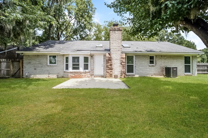 Building Photo - 8117 N Ridgebrook Dr