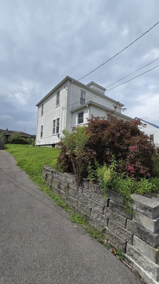 Building Photo - 609 Oak Hill Ave