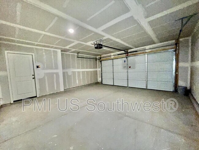 Building Photo - 2411 Village Dr