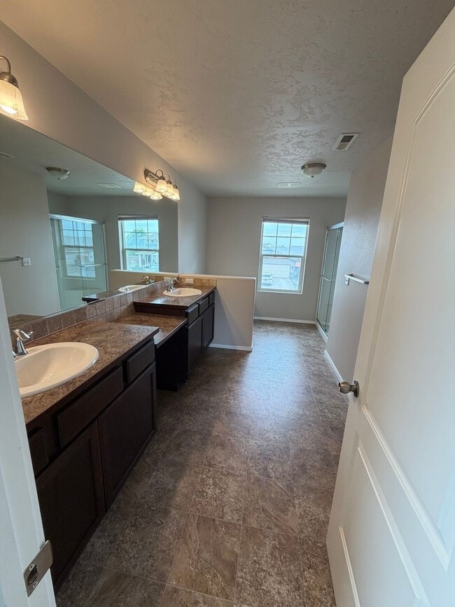 Building Photo - Check out our move in special on this charming Very Spacious 2-Story Home for Rent in Pasco, WA!