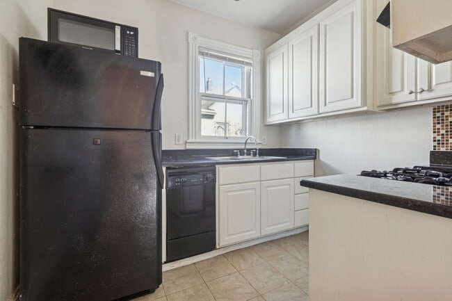 Building Photo - BEAUTIFUL Second Floor Unit in Olde Towne!