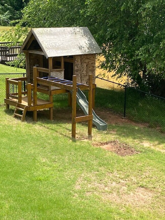 Building Photo - Lakefront family home