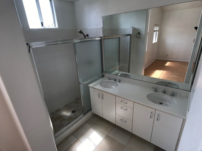 Building Photo - Del Mar Highlands adjacent : Spacious Upgr...