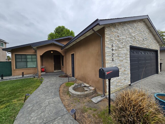 Building Photo - Beautifully Updated 4-Bedroom Home with Fo...