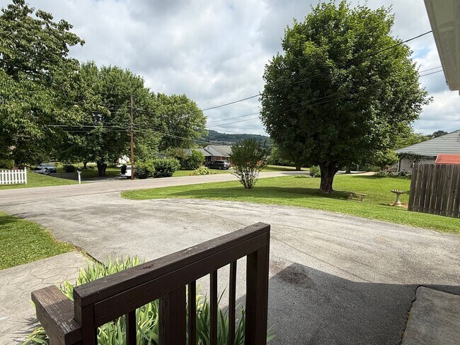 Building Photo - ** PENDING APPLICATION ** 3/2 bath home - Town Acres School District!