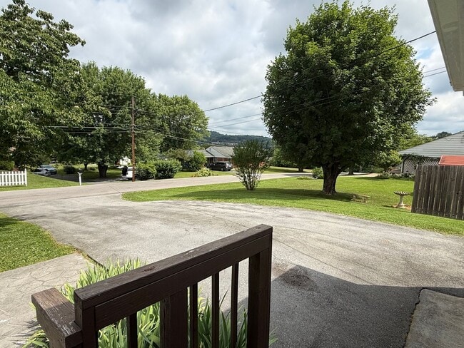 Building Photo - 3/2 bath home - Town Acres School District!